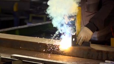 Kaynakçı fabrikasında iş başında.