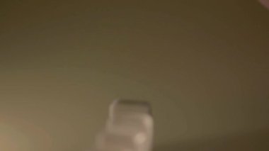 Masada beyaz Domino ile insan eli oynamak