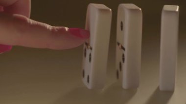 Masada beyaz Domino ile insan eli oynamak