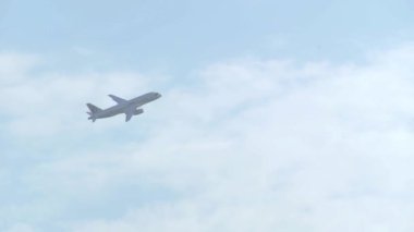 Moskova - 11 Haziran 2015: Airbus A350 yolcu uçağı mavi gökyüzünde