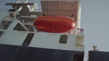 Bir yolcu gemisi yan tarafında asılı filika.