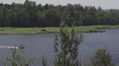 Motorlu bir tekne adam. Kırmızı kamera ile çekim