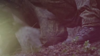 Askeri tatbikatlar ahşap. Kırmızı kamera ile çekim