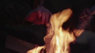 Şenlik ateşi, bıçaklı adam. Kırmızı kamera ile çekim