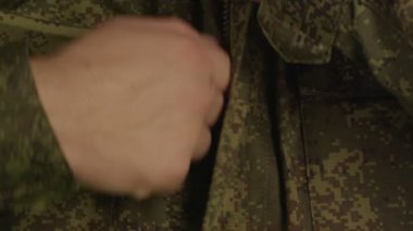 Askeri üniforma giyen adam.