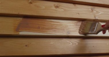 Ahşap duvar boyama işlemi