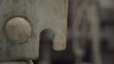 İnşaat alanında yerde delik açmak için bir makine.