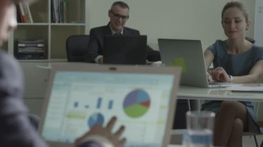 iki gülümseyen iş kadın büyük modern ofis iş