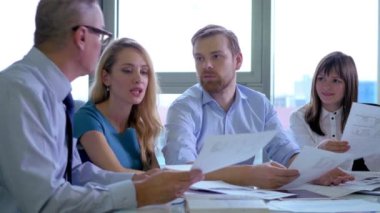 Patron onun çalışanları bir belge office tartışma içinde gösterilen.