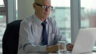 Yorgun işadamı sırt sorunları