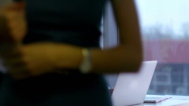 yaşlı işadamı modern ofis içinde bilgisayar ile çalışma