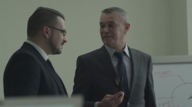 Bir iş karşılaşma içinde beyin fırtınası profesyonellerin farklı takım