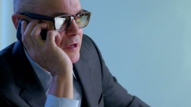 yaşlı işadamı modern ofis içinde bilgisayar ile çalışma