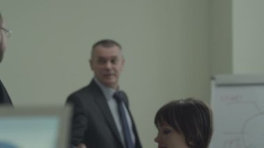 Bir iş karşılaşma içinde beyin fırtınası profesyonellerin farklı takım