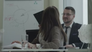 ofiste çalışan genç güzel kız