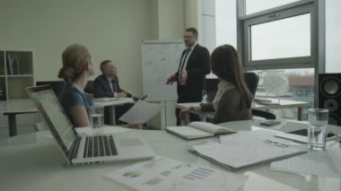 Bir ışık, modern ofis binası kendinden emin ve mutlu iş takım toplantıda. Onlar alkışladı ve kameraya bakıyor