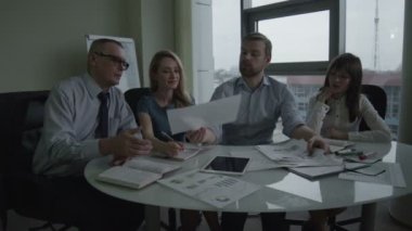 Patron onun çalışanları bir belge office tartışma içinde gösterilen.