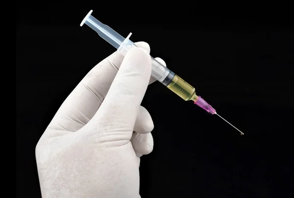Syringe in handen van de arts — Stockfoto