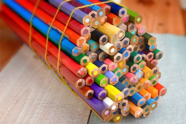 renkli kalemler arka plan bir paket