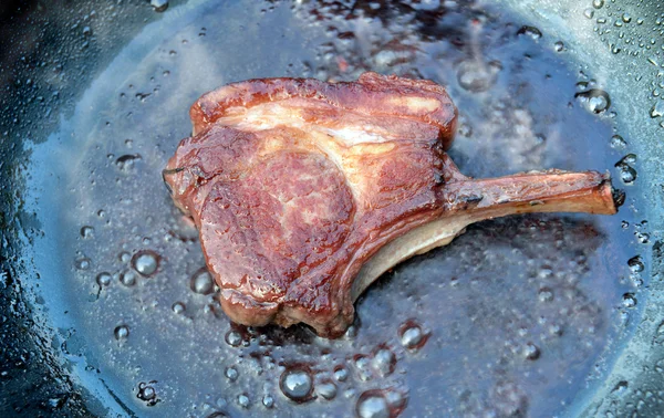 Costelas de cordeiro cozinhar bife ou grelhar em vinho tinto — Fotografia de Stock