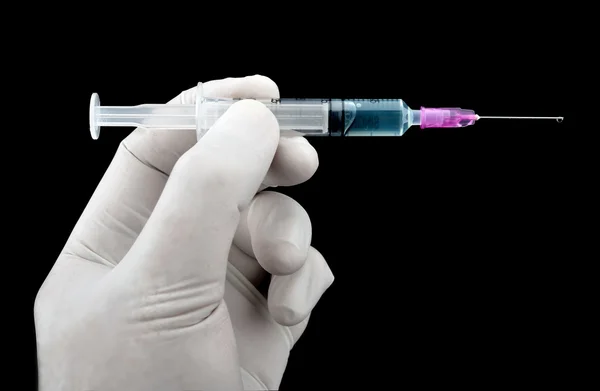 Syringe in doctor's hand — Stockfoto