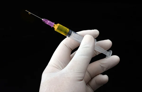 Jeringa en la mano del médico — Foto de Stock