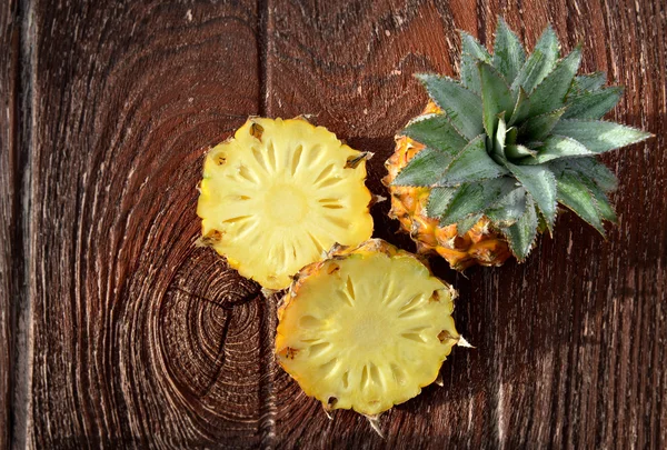 Verse Aziatische kleine ananas — Stockfoto