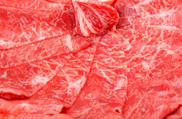Çiğ kırmızı sığır eti dilim — Stok fotoğraf