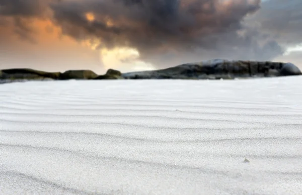 Пляжный песок и темное облачное небо — стоковое фото