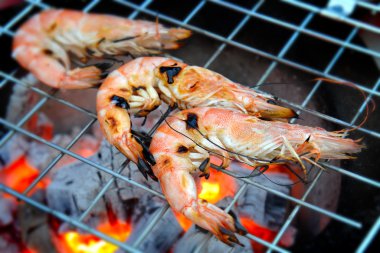 Sıcak ateşe ızgara karides 