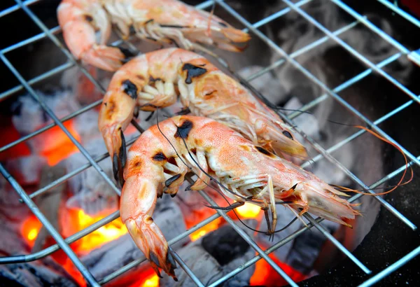 Garnelen in heißem Feuer grillen — Stockfoto