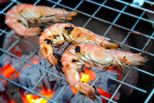 Garnelen in heißem Feuer grillen — Stockfoto