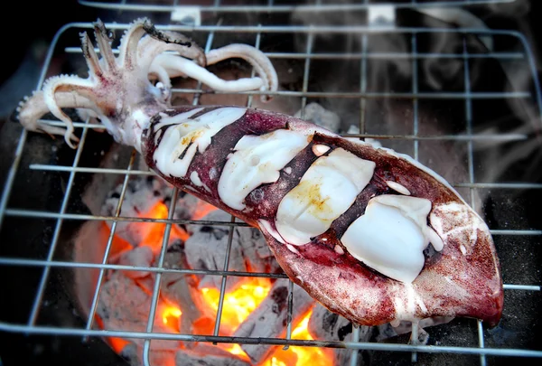 Bläckfisk på Hot eld av träkol bränning — Stockfoto