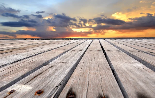 Assiettes en bois avec ciel couchant — Photo