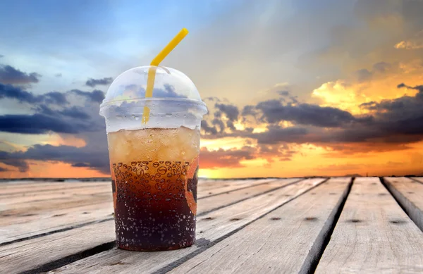 Soda içecek günbatımı gökyüzü ile ahşap plakalar üzerinde — Stok fotoğraf