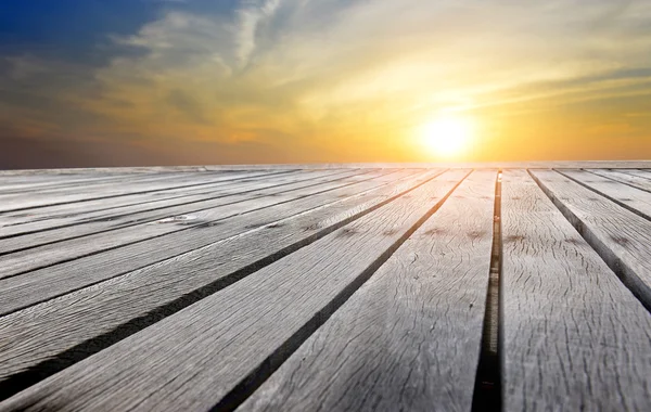 Piatti in legno con cielo al tramonto — Foto Stock