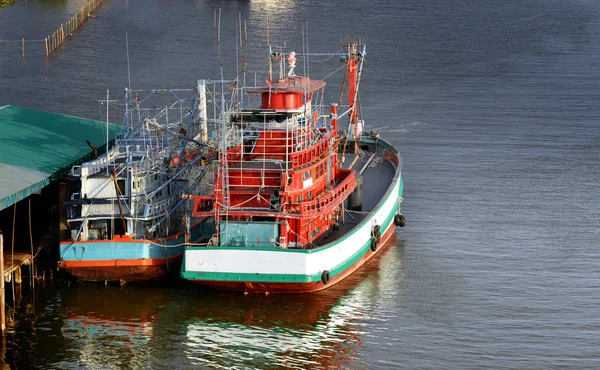 Grand bateau de pêche en bois arrêt au port — Photo