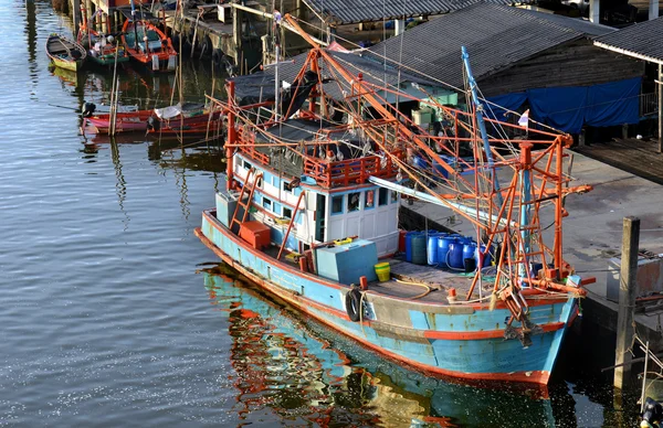 Великий дерев'яний рибальський човен зупиняється в порту — стокове фото