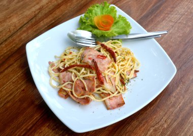 İşaret ve kuru biber ile baharatlı spagetti