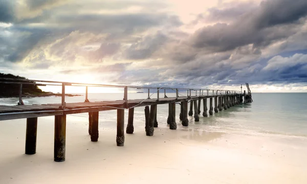 Havet träbro på morgonen — Stockfoto