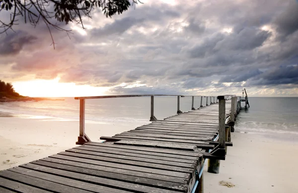 Havet träbro på morgonen — Stockfoto