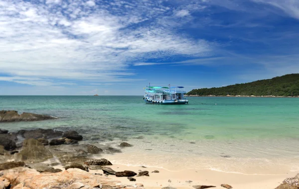 Barcos de transporte en espera en el puerto — Foto de Stock