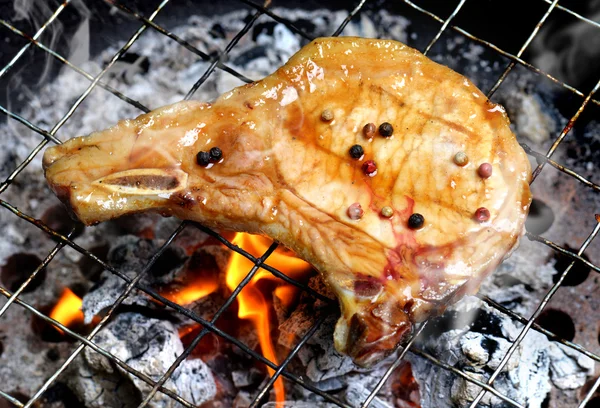 Domuz pirzolası biftek ızgara kömür yanıyor — Stok fotoğraf