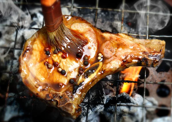 Domuz pirzolası biftek ızgara kömür yanıyor — Stok fotoğraf