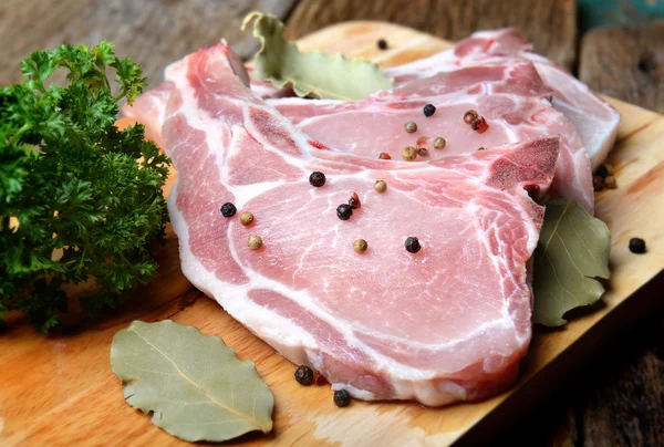 Chuletas de cerdo frescas con ingradiente picante — Foto de Stock