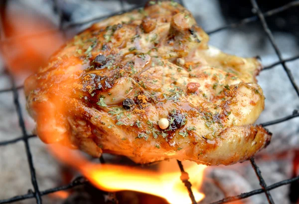 Tavuk ızgara biftek kömür ateşi ile — Stok fotoğraf