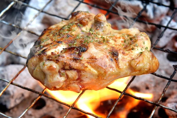 Bife de grelha de frango com fogo de carvão — Fotografia de Stock