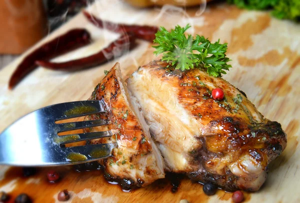 Filete de pollo a la parrilla con fuego de carbón — Foto de Stock