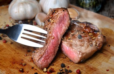 Orta nadir sığır biftek ızgara kömür flamimg