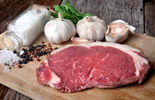 Rare Angus corte de carne e pronto para cozinhar — Fotografia de Stock